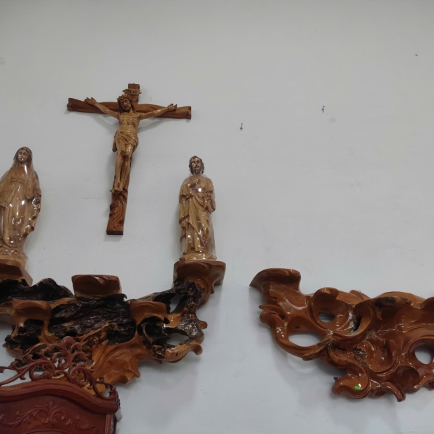 Kệ gỗ thờ Chúa